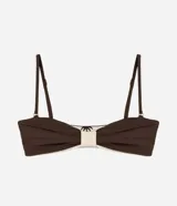 Top de bikini bandeau reversible confeccionado en microfibra de poliamida biodegradable, con tirantes finos marrones removibles y diseño de palmeras bordadas en tono marrón sobre base off-white.