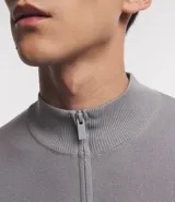 Suéter gris de viscosa texturizada, corte comfort, con cuello alto y cierre de cremallera.