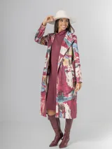 Tapado largo de mujer con estampado artístico abstracto en tonos rojizos, burdeos, azules y beige. Posee cuello solapa y calce recto.