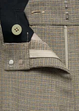 Pantalón de vestir estilo flare con diseño de tiro medio y corte acampanado. Cuenta con trabillas en la cintura, cierre oculto de botón, gancho y cremallera, dos bolsillos laterales y dos bolsillos de ribete en la parte posterior.