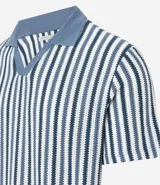 Polo de punto de manga corta para hombre, con cuello estilo cubano (sin botones) y patrón de rayas verticales en tonos azul marino, blanco y gris claro.