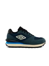 Championes urbanos Umbro para hombre, de color azul marino con detalles en celeste y blanco, confeccionados con paneles de gamuza y malla, suela dentada y logo lateral característico de la marca.