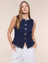 Chaleco de denim azul con silueta entallada, escote redondo cerrado, hilera de botones metálicos frontales y costuras anatómicas.