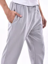 Pantalón deportivo negro, tipo jogging, con cordón ajustable en la cintura y puños elásticos en los tobillos.