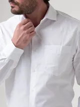 Camisa de manga larga RKF modelo Easysolid, color blanco, de corte regular y confeccionada en popelina de algodón con tratamiento de fácil planchado. Presenta cuello camisero clásico, cierre frontal con botones y un bolsillo en el pecho con el logo bordado.