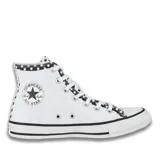 Championes Converse Chuck Taylor All Star de caña alta, color blanco con detalles de lunares negros en el cuello, los cordones y el talón.