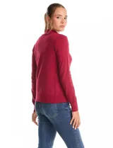 Buzo de tejido de punto color beige, con cuello alto y mangas largas. Presenta un diseño de calce ajustado con puños y ruedo acanalados.