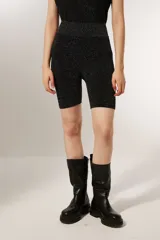 Short de calce alto, color azul marino con lurex dorado y cintura elástica gris.