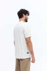 Remera clásica lisa de algodón color azul marino, con escote redondo y logo estampado en relieve en el pecho.