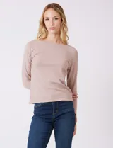 Buzo de tejido fino color beige, con cuello redondo, mangas tres cuartos y diseño raglán.