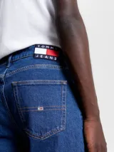 Pantalón de jean azul de corte recto con tiro medio.