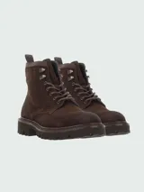 Botas acordonadas Boss modelo Julyo-Halb, confeccionadas en gamuza color marrón oscuro. Presentan un diseño robusto con suela de goma dentada, ganchos metálicos para los cordones y cuello acolchado en la parte superior.