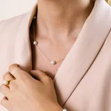 Gargantilla de cadena fina de oro 18k con perlas de cultivo distribuidas a lo largo de la misma.