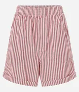 Short tipo runner de sarga color crudo con rayas verticales rojas, cintura elástica y ruedo doblado.
