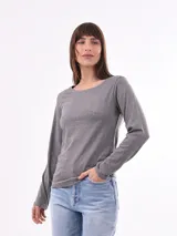 Remera básica de manga larga en color gris melange, con cuello redondo y corte recto.