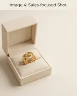 Anillo de acero italiano con baño de oro, diseño calado con patrón geométrico circular.