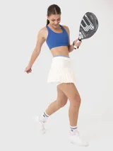 Top deportivo azul de soporte bajo, con breteles anchos y espalda deportiva. Incluye almohadillas removibles.