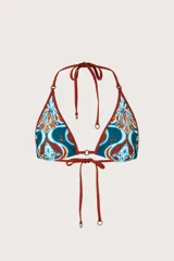 Top de bikini estilo triángulo con estampado geométrico en tonos azul, terracota y blanco. Presenta detalles de apliques metálicos circulares y tiras ajustables en cuello y espalda.