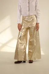 Pantalón dorado de cuero sintético, corte wide leg y tiro alto.