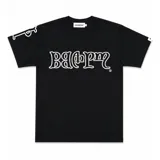 Remera negra de algodón con estampa frontal en serigrafía plastisol de diseño tipográfico estilizado en color blanco. Presenta cuello redondo reforzado, corte regular y grifa de la marca LuccaBossio en la manga.