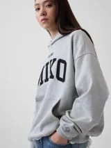 Canguro gris con capucha, diseño holgado y bolsillo frontal tipo canguro. Presenta estampado frontal con la palabra 'MIKO' en letras negras y bordado de la marca en el puño.