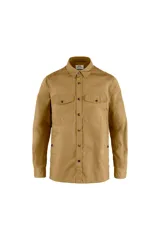 Camisa de manga larga color marrón claro, con cuello clásico, cierre frontal con botones, dos bolsillos con solapa abotonada en el pecho y corte recto.