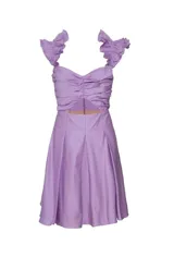 Vestido corto color lila, con escote recto, mangas con volados, abertura en la cintura y falda acampanada. Cierre invisible en la espalda.