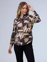 Camisa de gasa negra con estampado de flores en tonos marrones y beige. Tiene cuello con solapa, abertura central con botones y mangas 3/4 con puño fruncido.