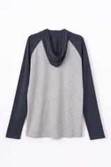 Remera de manga larga con capucha, estilo raglán, con cuerpo en gris oscuro y mangas y capucha en negro. Presenta una pequeña abertura frontal con botones y cordones ajustables en la capucha.