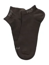 Medias cortas de bambú color marrón, con el logo de la marca RKF tejido en el puño y en la puntera.