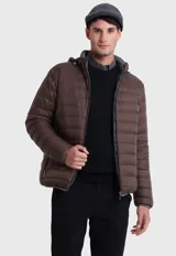 Campera acolchada marrón reversible con capucha, cierre frontal y bolsillos laterales.