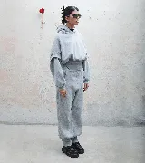 Buzo tipo hoodie de corte cropped con faja estilo corset integrada en la cintura, mangas largas con puños ajustados y capucha.