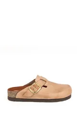 Zueco liso de cuero color beige tostado, con una tira en el empeine ajustable mediante hebilla metálica dorada. Cuenta con plantilla anatómica y suela de goma.