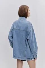 Campera de jean de silueta amplia, con cuello clásico y cierre frontal con botones. Diseño con bolsillos con solapa en el frente y bolsillos laterales, hombros caídos y terminaciones pespunteadas.