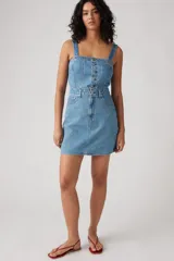 Vestido corto de denim celeste con breteles anchos y botones frontales.