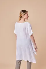 Blusa blanca de lino con corte irregular y zócalo de satén.