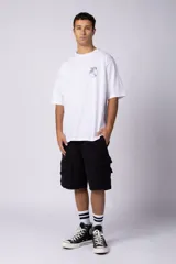 Remera negra de corte oversize con estampa pequeña en el pecho que representa un disco de vinilo con la inscripción Vinyl Up.