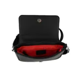 Cartera tipo bandolera de cuero sintético negro con textura granulada. Presenta el logo de la marca grabado en el frente y correa ajustable con inscripciones.