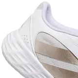 Championes deportivos Adidas modelo Gamechaser, color blanco con detalles en tono metálico. Presentan un diseño de malla transpirable con refuerzos sintéticos, cordones frontales y suela con tecnología de amortiguación.