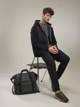 Campera verde oscuro con capucha, cierre frontal y bolsillos laterales.