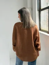 Camisa de lino color tabaco, con escote en V y cierre frontal con botones.