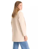 Blazer de tejido soft color beige, con silueta relajada y corte largo. Presenta cuello con solapas muesca, frente abierto sin botones y dos bolsillos de parche frontales.
