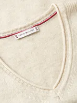 Sweater de lana Tommy Hilfiger con cuello en V, mangas largas y terminaciones con dobladillos enrollados. Presenta el logo de la marca bordado en el pecho.