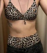 Bikini culotte de playa color bordó, de tiro alto y buena cobertura trasera.