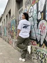 Remera blanca de algodón, corte oversize, con estampa en la espalda que incluye el texto "Celestial Power" y un diseño de estrella fugaz.