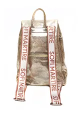 Mochila de cuero sintético con acabado metalizado dorado, diseño de solapa con cierre frontal y asa superior.