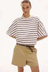 Top oversize confeccionado en punto suave de algodón, con diseño a rayas horizontales, cuello redondo ribeteado y mangas murciélago al codo.
