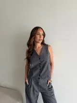 Conjunto de lino gris con diseño a rayas verticales, compuesto por un chaleco sin mangas con botones frontales y un pantalón largo de corte amplio.