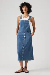Vestido midi de jean azul con breteles, bolsillo en el pecho y falda recta con botones frontales.