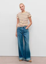 Camiseta de manga corta con cuello redondo y diseño recto, confeccionada en tejido de algodón con estampado de rayas horizontales.